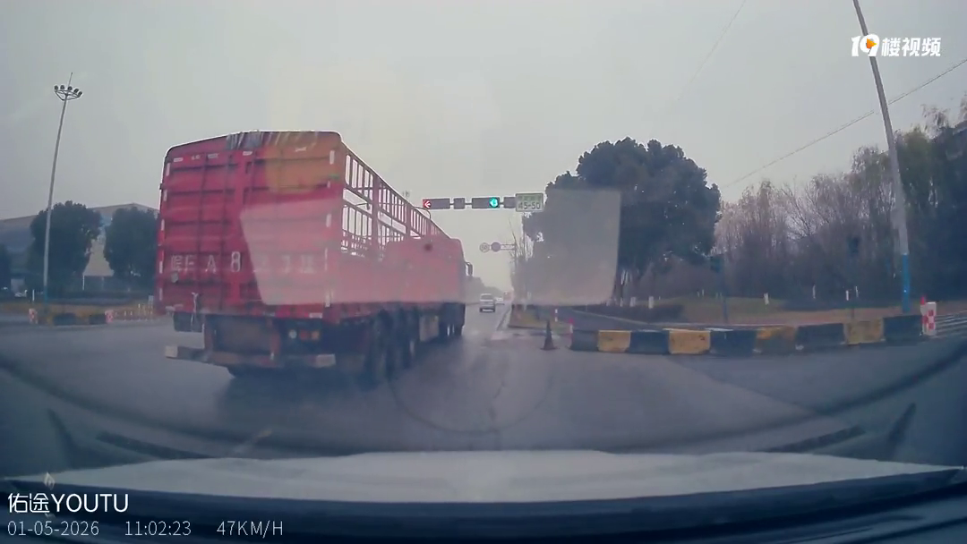 �Լ��ĵ���������Ҫб�Ź����̵ƣ�������󳵵��۾��ǳ�б����