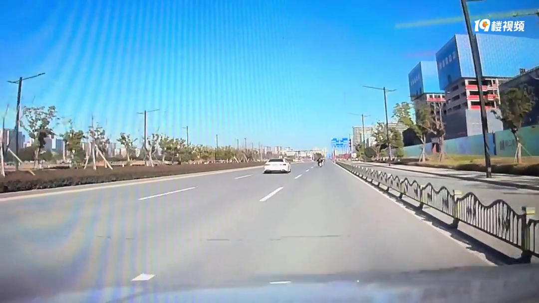 ����·�Ͼ���һ�̣��Ƽݵ�Ħ��ֱ��ײ����������С��㶼�Ż��ˣ�