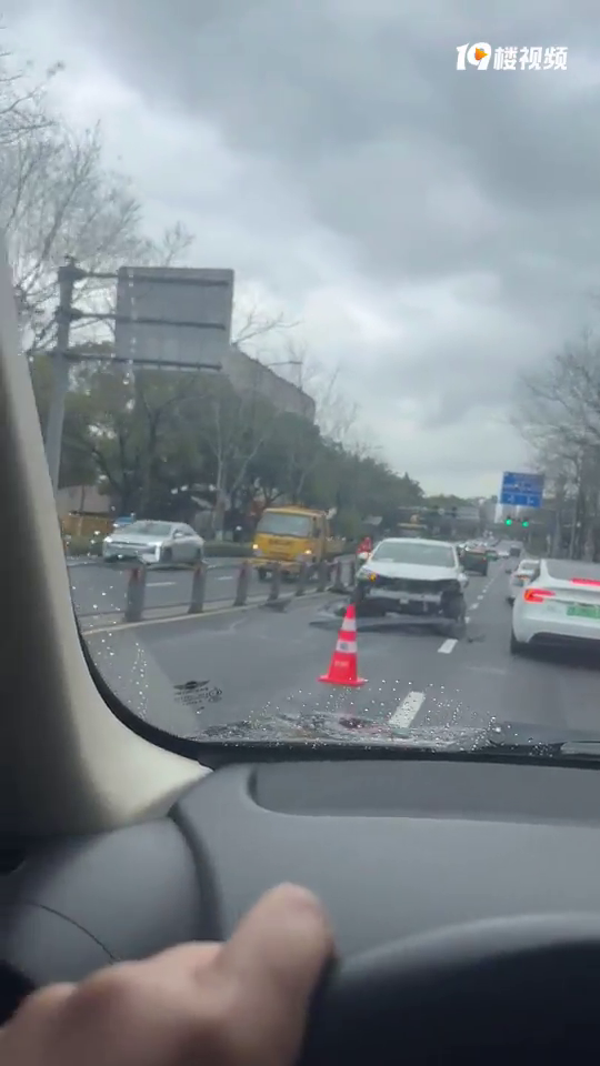 ����·��Žֵ��ſ�������ôײ�ġ���˾����˯�����𣿣���