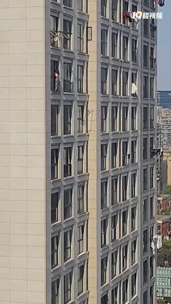 ��Ƶ���ˣ�����һ�߲�С������վ��20��¥�ߵĴ��⣡�Һú�����