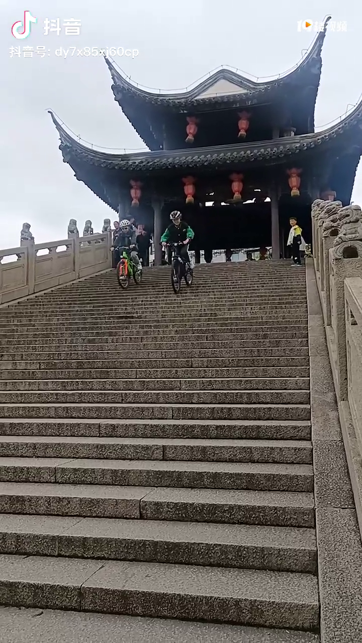 �����к����ڻ�Դ���ﳵ����ôΣ�ռҳ���������Ƶ����