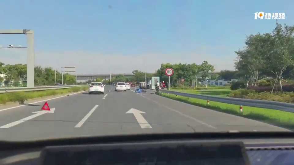 ���캣��������������ֵĴ�ү��ײ���ˣ����ڵ������˺ö�Ѫ��