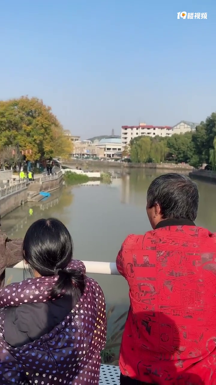 海宁西南河街那边的河里捞起了一浮尸…