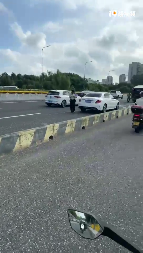 ͻ�����л���·�������ţ�5����ײ��