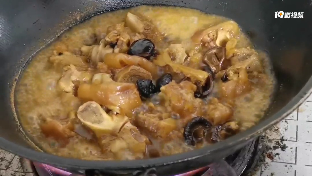 ��Ŵ�ɿڵ����㣬��ͷ������ҧ��