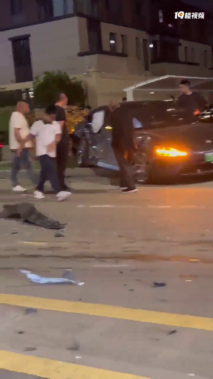 ���ң�̨��һС�������ͱ�����ײ�����ﳵͷ������