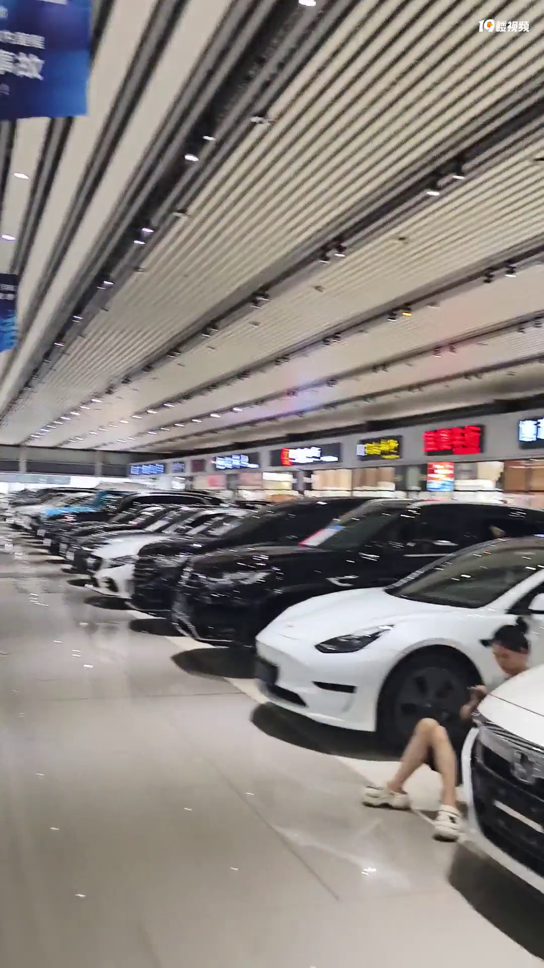 ·�ŷ��ֲ������У�С���ϸ���ʻ�����ĸ�ϻ����������ֻ�