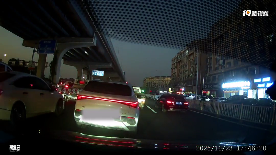 ���������զ����ֻ�Ǻ��Ӿ�������һ��ǳ�ۣ����Է�������