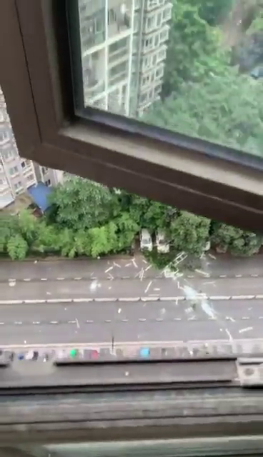 ����ĳС�����Ʒ�����Ȼ����ը����������