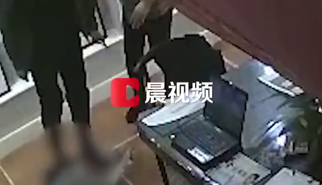 女子离职后遭前老板狂扇巴掌,丈夫:已被行拘10日,至今未道歉