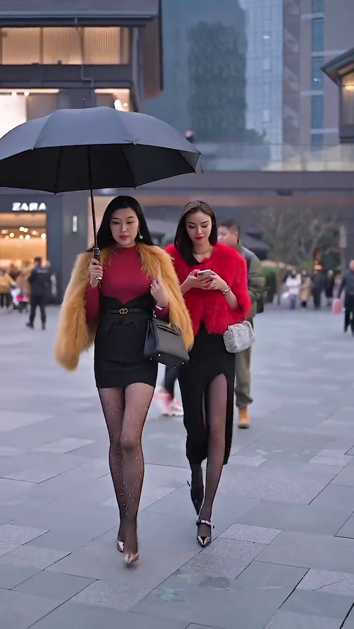 成都街拍:这两个美女好吸引人眼球