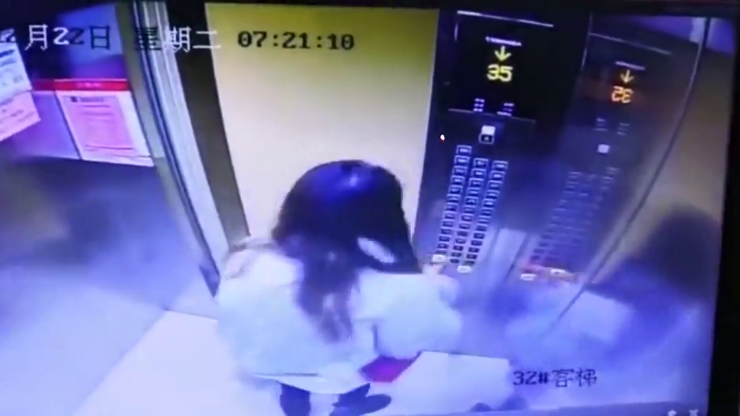 电梯下降女子教科书自救,后续来了