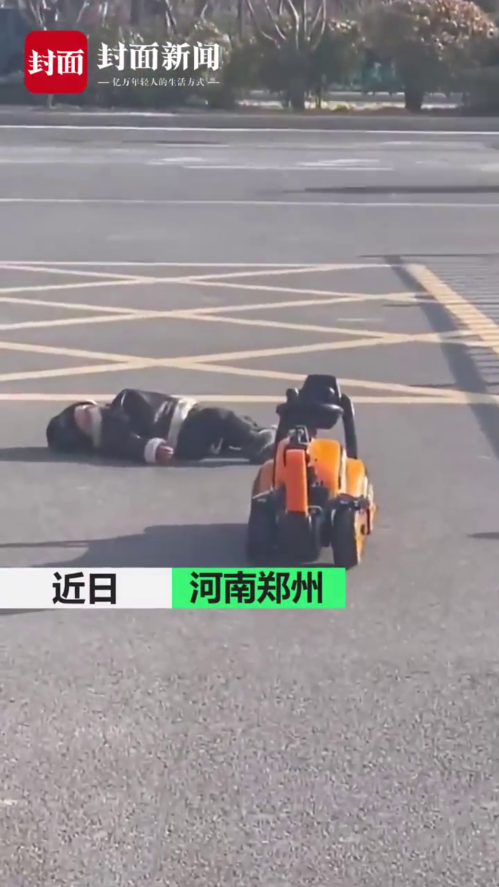 一岁半萌娃躺地耍赖,妈妈坚持不哄