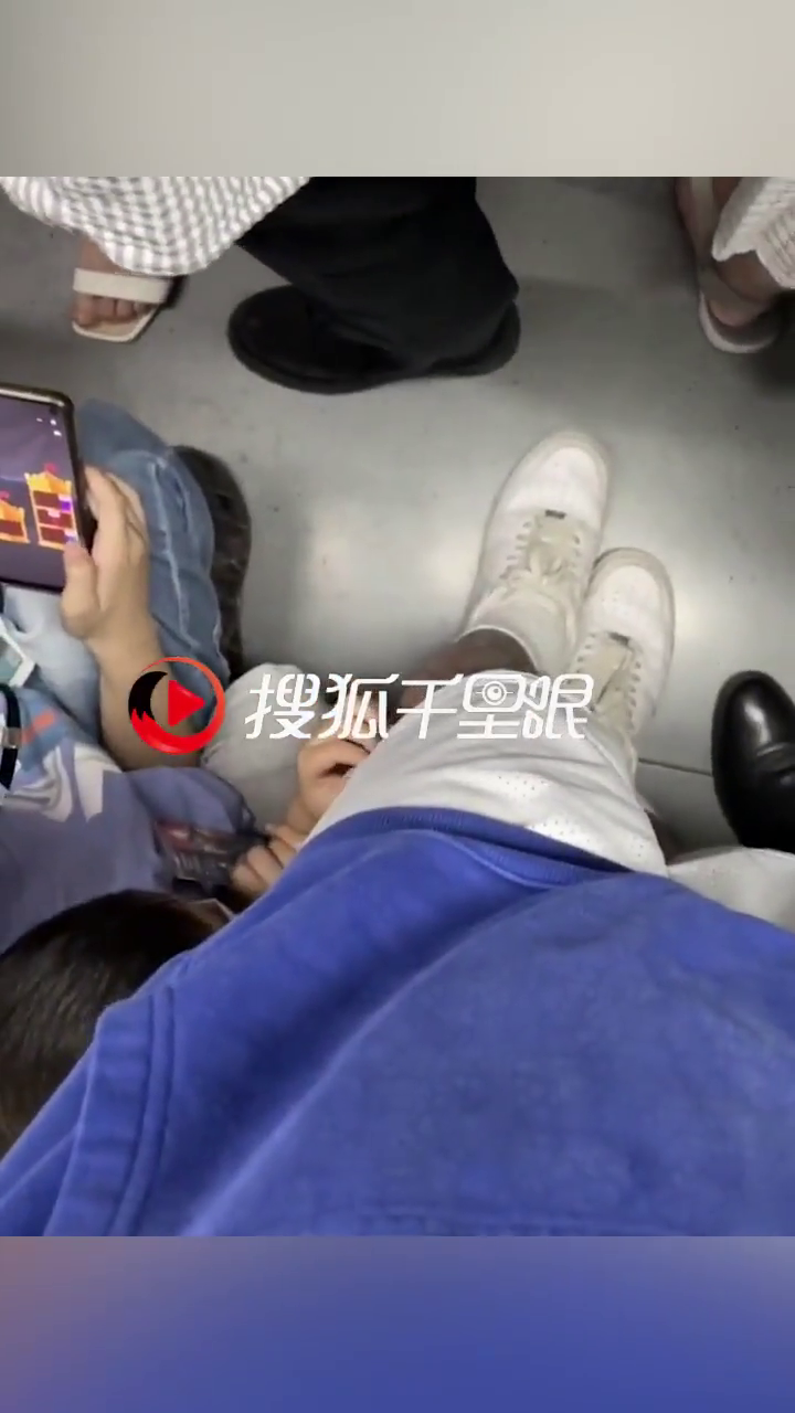 男子坐地铁被陌生小男孩拔腿毛玩