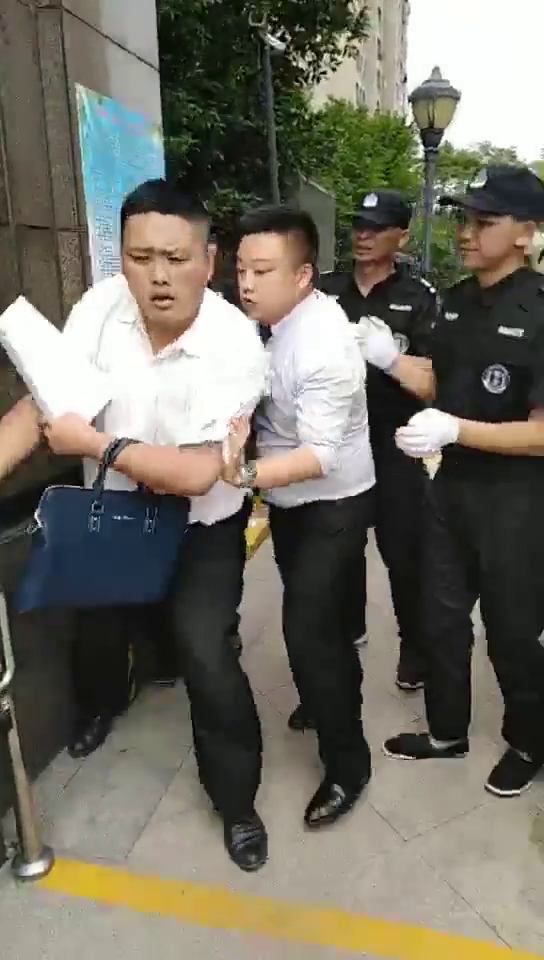 �����֣��Ϻ���ĳС������ҵ������������ҵ�볡��