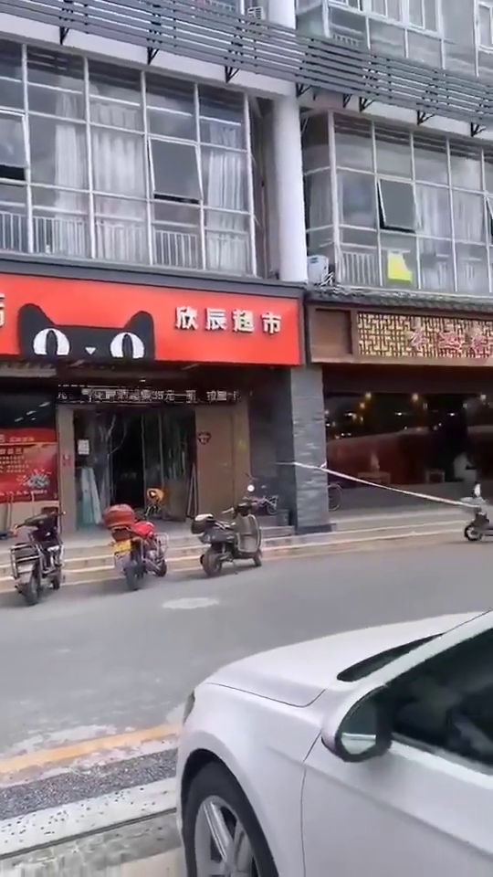 人才公寓有人跳楼!人站在二楼窗台外一个劲说自己不想活了
