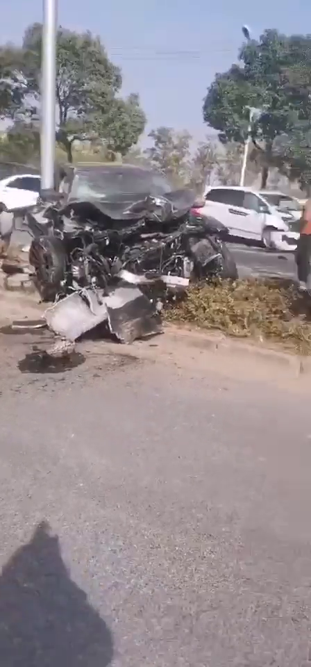 嘉兴一奥迪TT和阿尔法大白天飙车!四车当场报废!树都被连根拔起