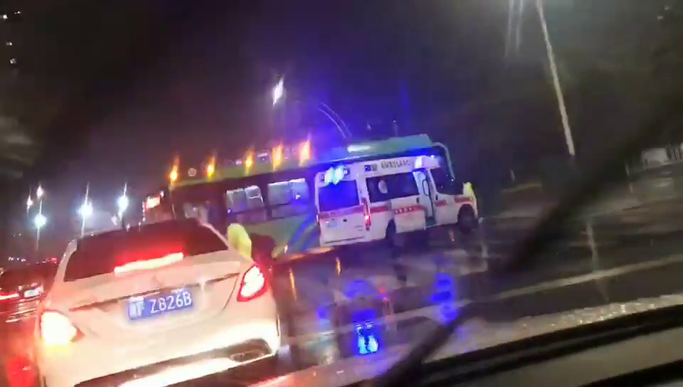 大晚上的一辆公交撞人了?电瓶车主好像被压在车下…