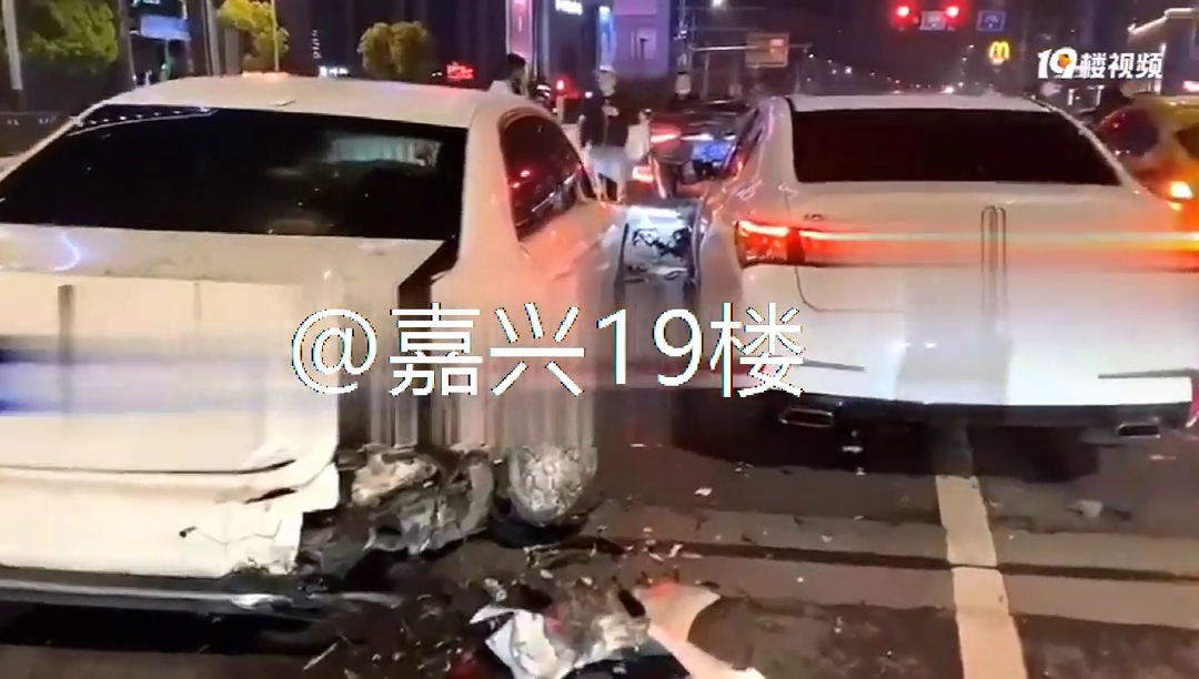 昨晚嘉兴惨烈车祸!奔驰被撞得稀巴烂!肇事司机还逃了…