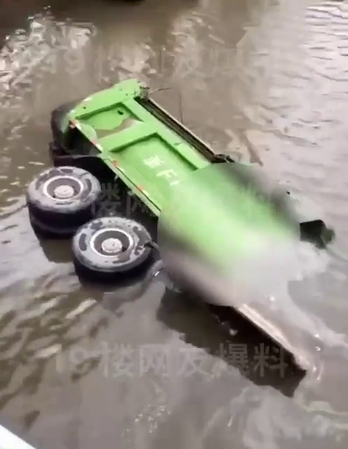 泥头车直接冲进河里!
