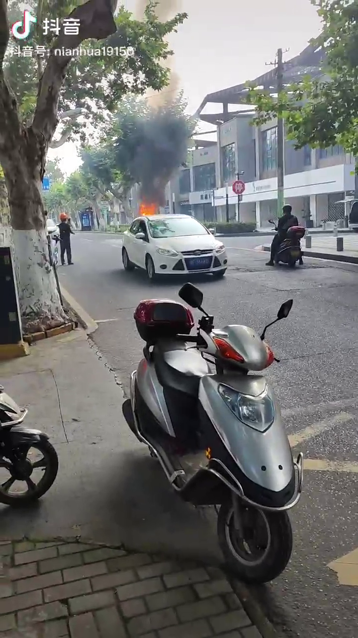 ������ͷ��һ����Ա�ĵ�ƿ��ͻȻð�̣�֮���Ż��ˡ�