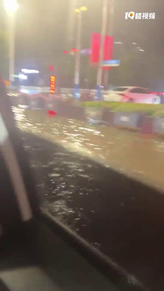 ���ϵ��ⳡ�꣬�����Ķ����ˣ��������ŵ���ͻȻ�ͱ���˴�����