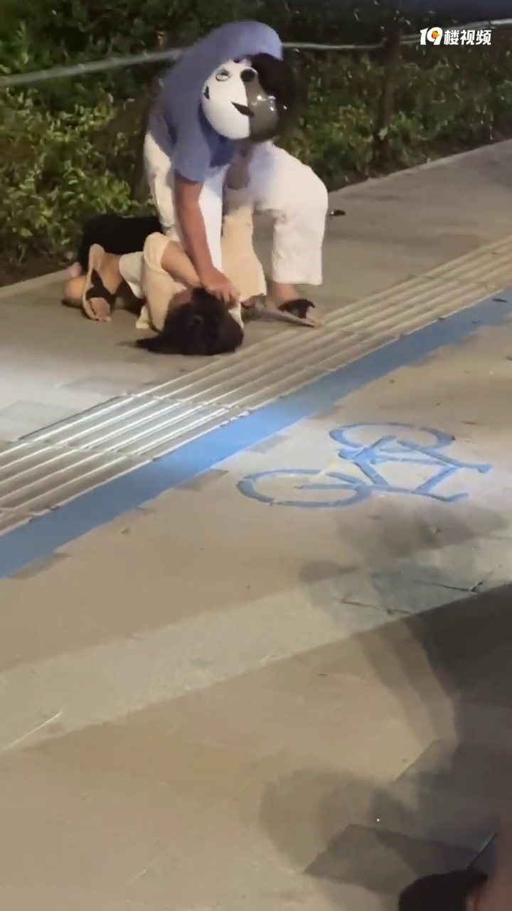 ������Ϧ�����˽�ͷ��Ů�Ӵ����֣��ֳ�������Χ�ۡ�