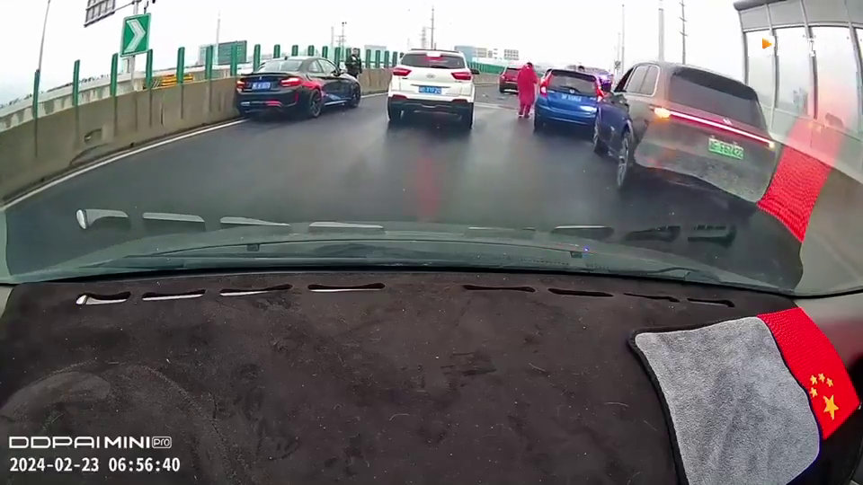 �����˸߼ܽ�� ����೵��ײ���������ĵ�����󳵻���ȫò�ˣ�