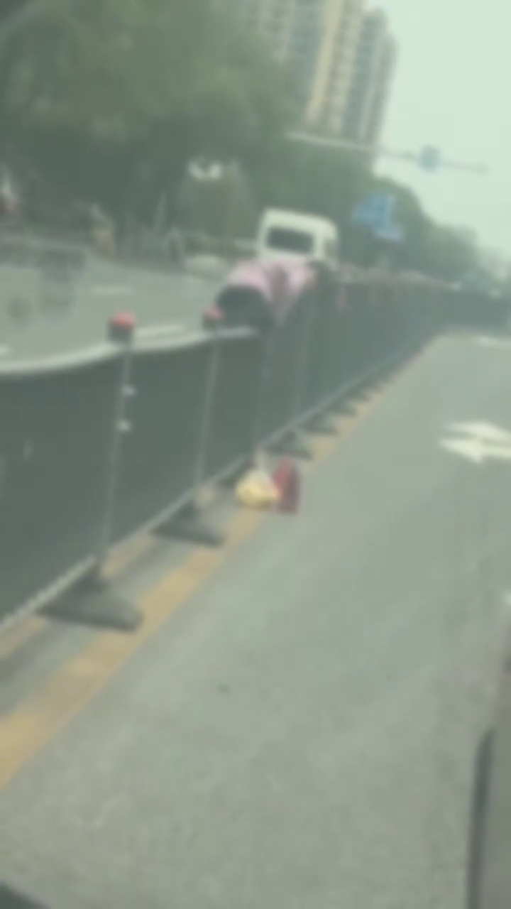 ���ǲ���Ѱ��·������һŮ��ֱ������·�м䷭���˹���·...