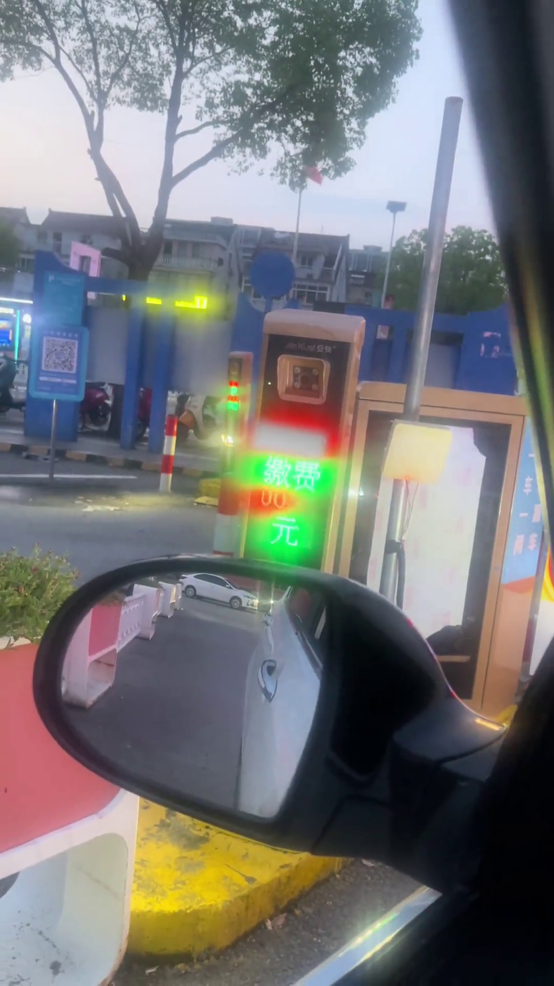 �������˽�ȥһ��ͣ������3����Ҫ��30��Ǯ�����ܶ��𣿣���