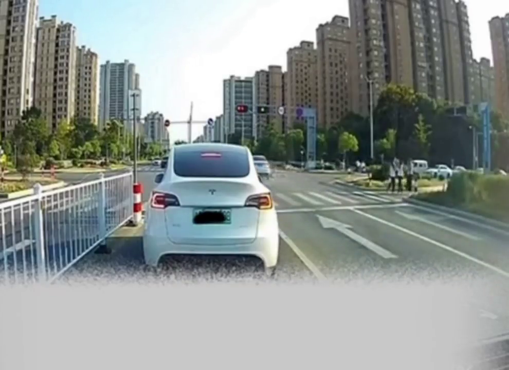 ��һ�����Ƶ�VS����ƣ�����ĳ·�ڵ�ƿ��ֱ�ӱ�ײ���ˣ�