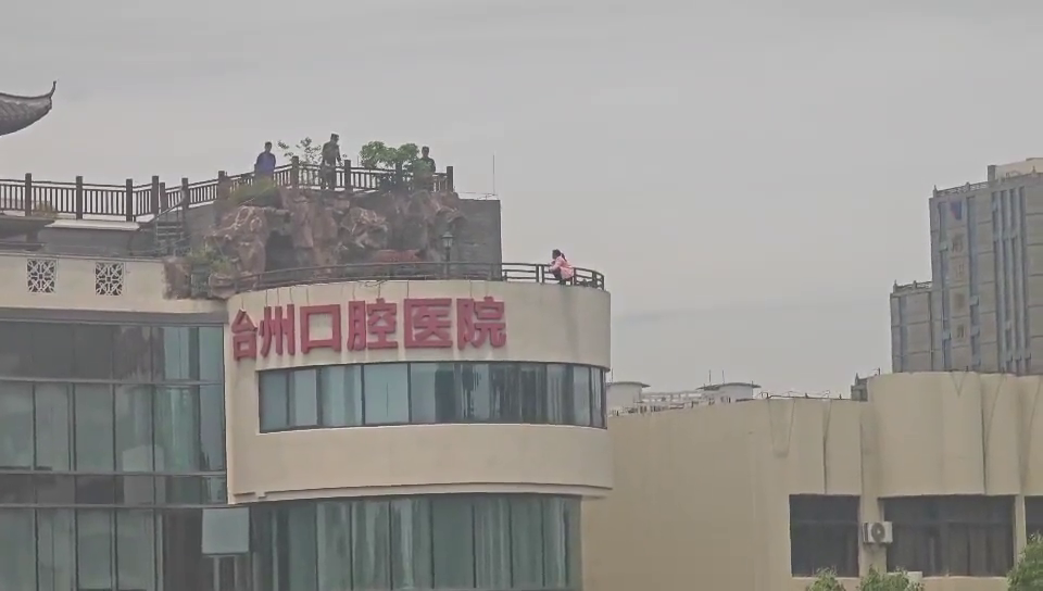 ɶ�����̨�ݿ�ǻҽԺ¥��ſ��һ���ˣ��������Ȼ�����������