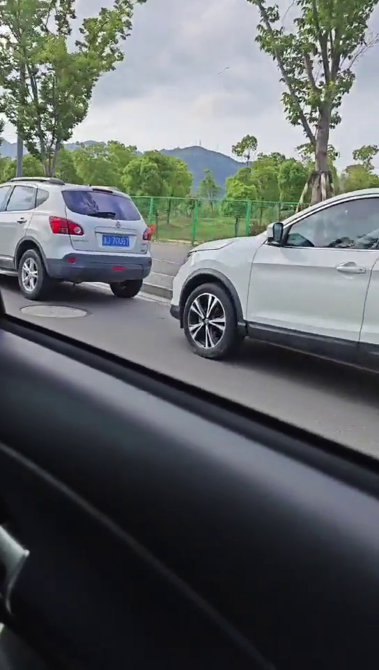 ��ĩȥ������¶Ӫ��·��ͣ���˳���һ��������ͷ