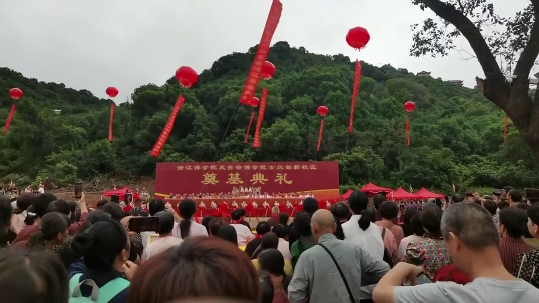 ��һ����˵̨�ݻ���������ѧУ����̨�ڷ�ѧԺŮ�ڲ�