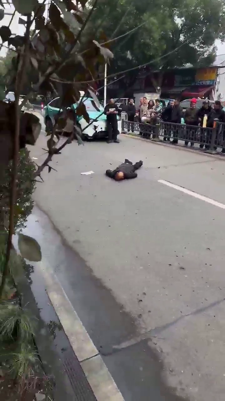 �����߸�����̨�����˱�ײ�ɣ������ﳵ��Ҫע�ⰲȫ