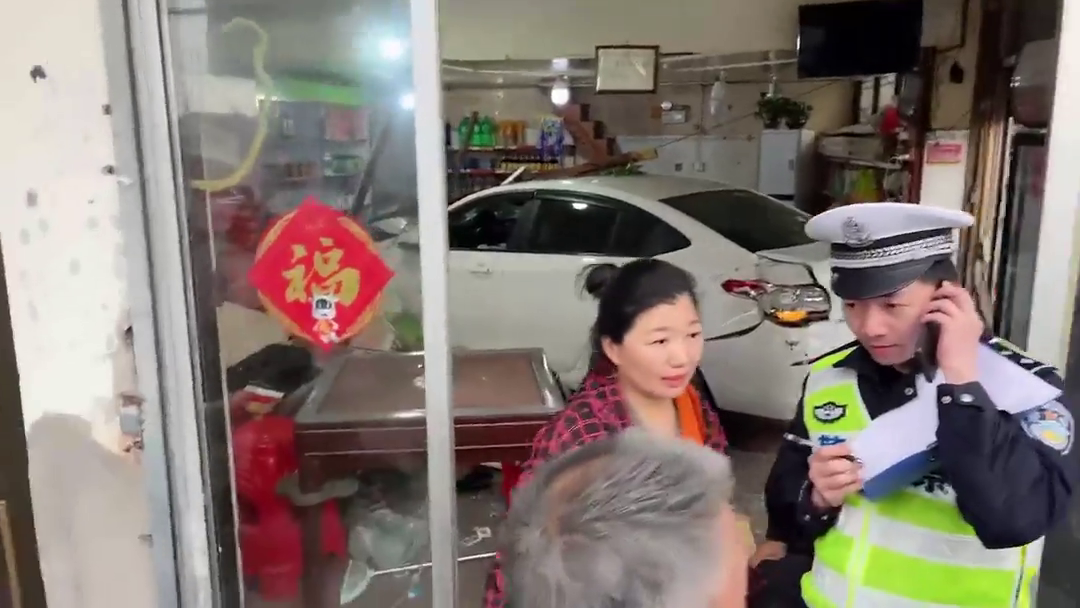 ̨��һ�γ����С���У��ֳ����𾯽��ߣ�ϣ����û��