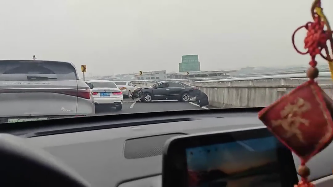 ����߼�������ܿ�̫�죬̨���г�ײ��