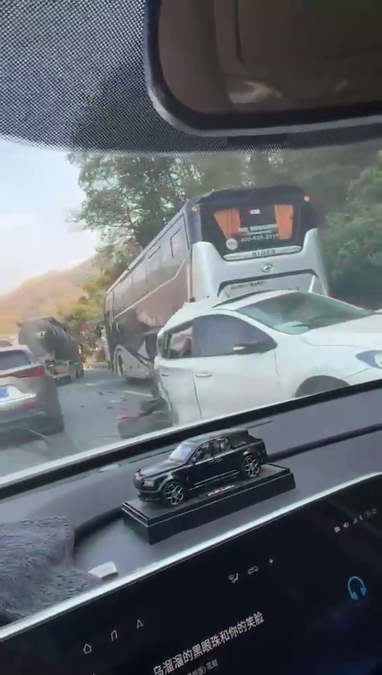 �󳵷��ˣ�С��ֻʣһ�룬��ôײ��ô����