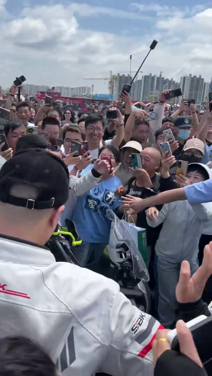 �����������룬����Ħ�г���������Χ��